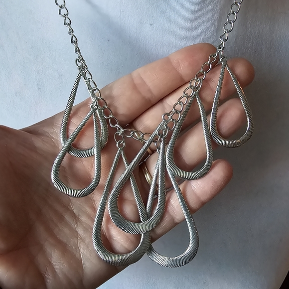 Necklace with multiple teardrop shaped pendants textured silver tone - Picture 9 of 10